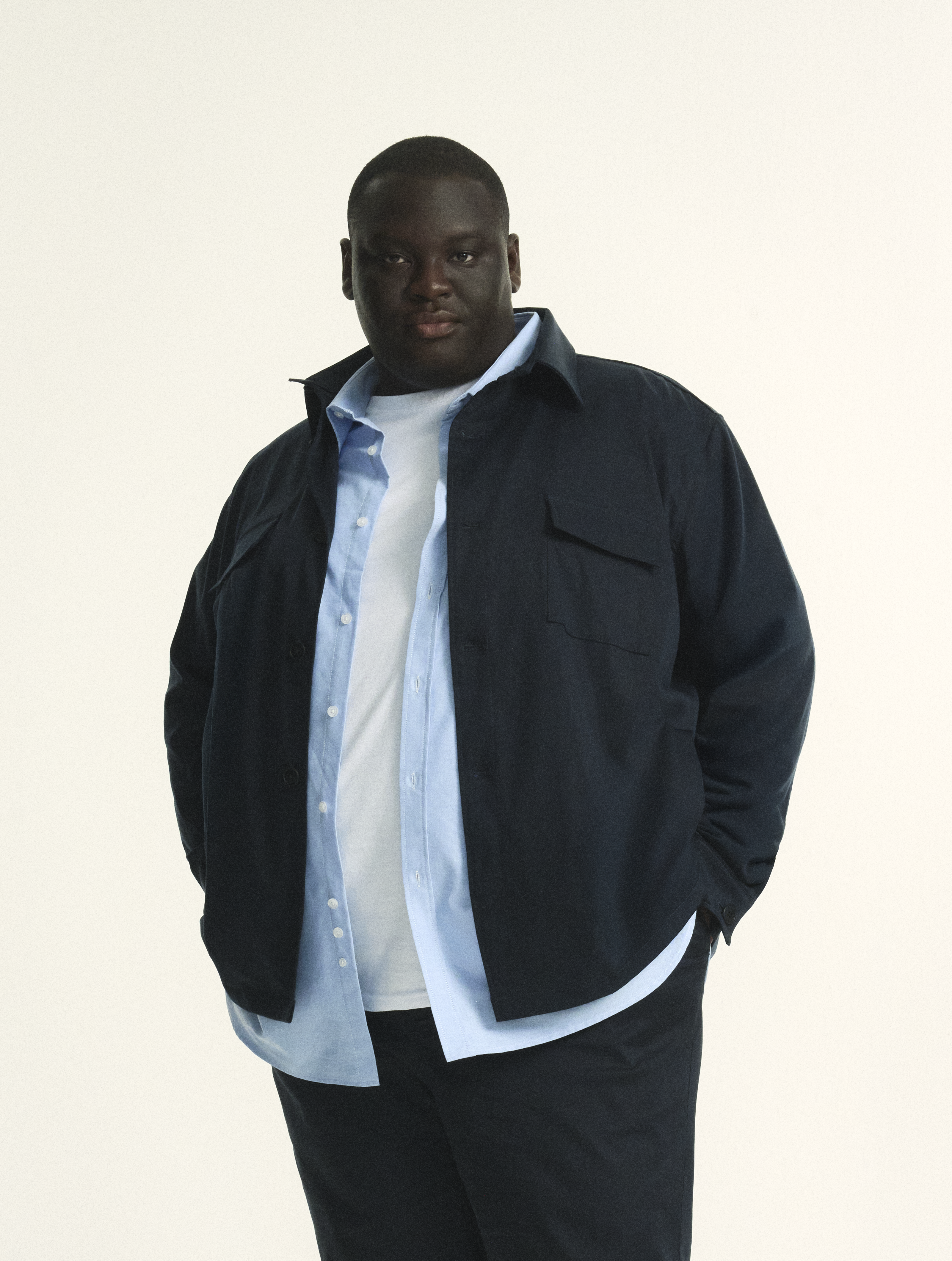 Model is wearing plus size menswear Overshirt in navy and oxford shirt in Light blue. in size XL-5XL. Stretch chino for men in sizes XL–5XL (38–44) with comfort waistband for modern style.