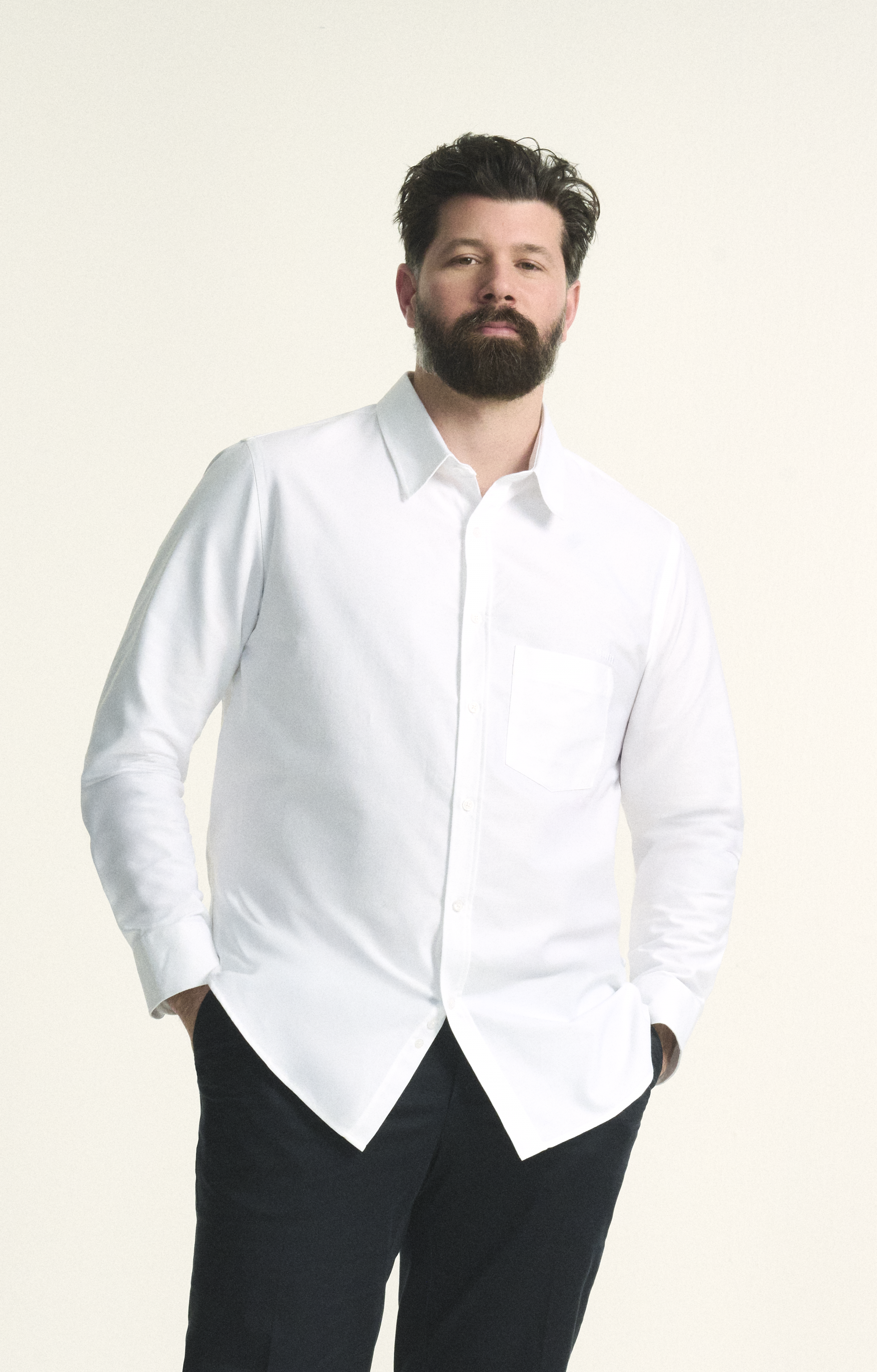 Model is wearing plus size menswear oxford shirt in white. in size XL-5XL. In regular fit.