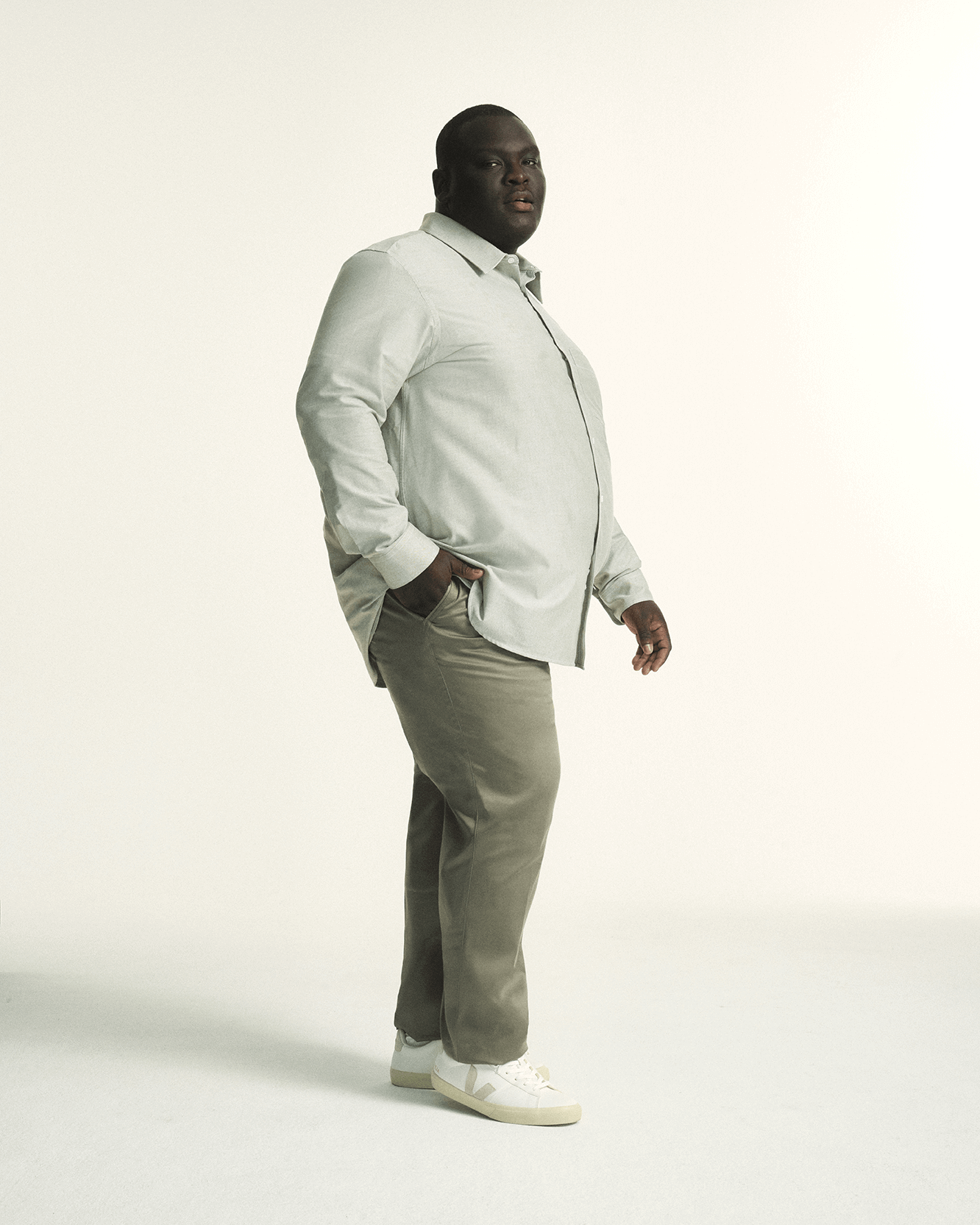 Model is wearing plus size menswear oxford shirt in khaki green, in size XL-5XL. Plus size regular fit khaki green menswear chino. Stretch chino for men in sizes XL–5XL (38–44) with comfort waistband for modern style.