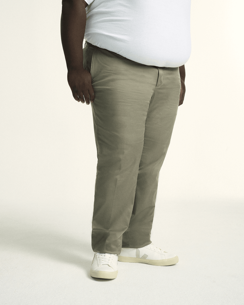 Model showcasing The Stretch Chino in khaki, in regular fit, tailored for plus-size men with a comfortable elastic waistband