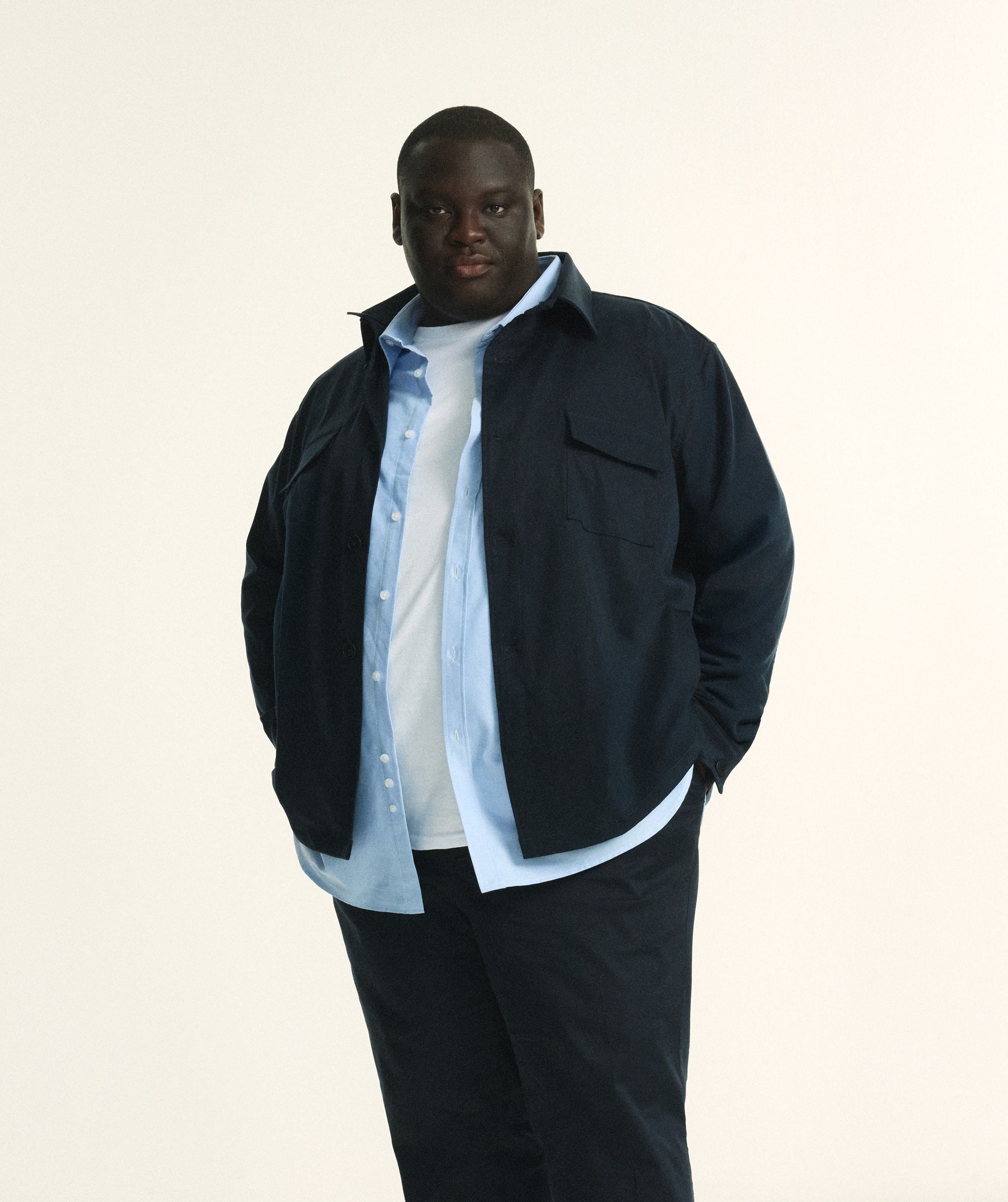 Model is wearing plus size menswear Overshirt in navy and oxford shirt in Light blue. in size XL-5XL. Stretch chino for men in sizes XL–5XL (38–44) with comfort waistband for modern style.