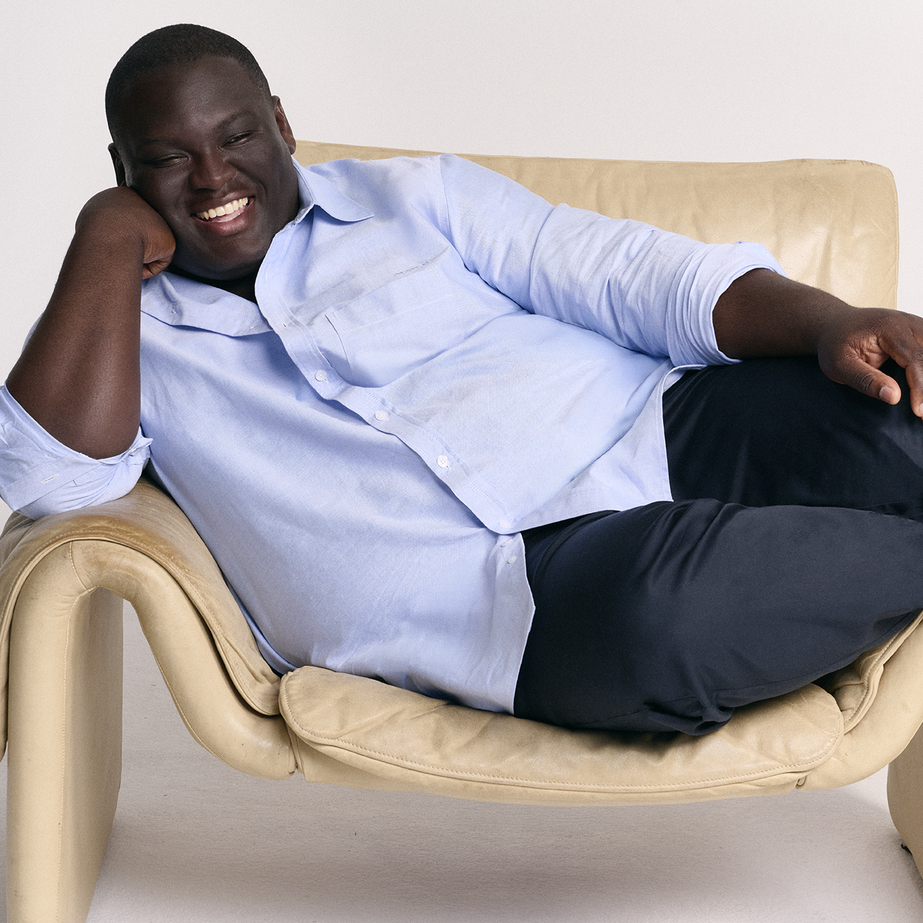 MrMainMan_Model is wearing an Oxford shirt and Stretch chino