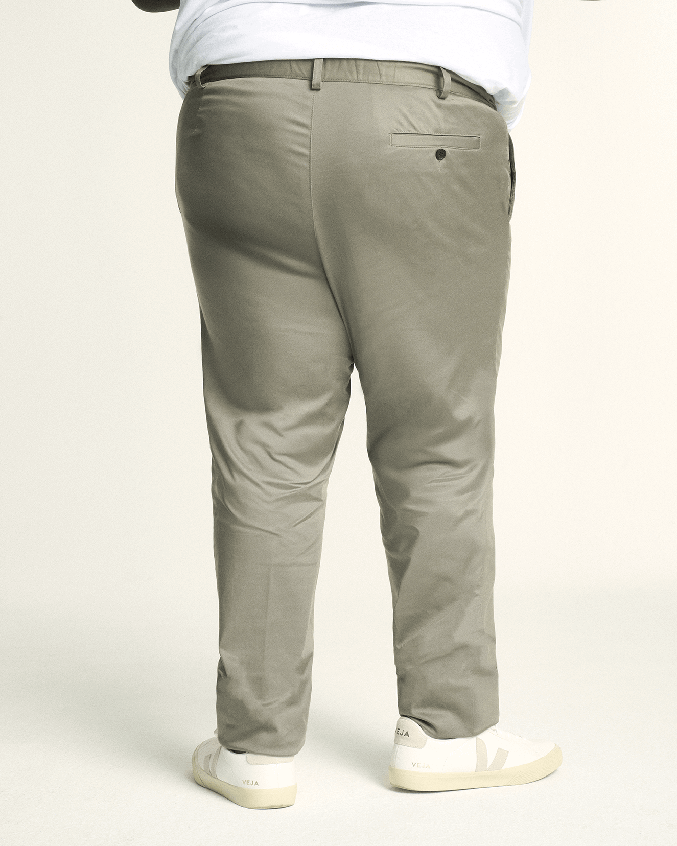 Model showcasing The back side of the Stretch Chino in khaki, in regular fit, tailored for plus-size men with a comfortable elastic waistband